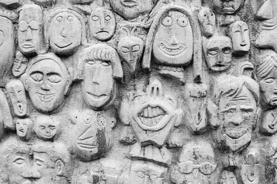 Sculture-groupe une photo d'une sculture sur pierre de nombreux visages